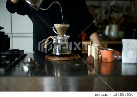 ハンドドリップでコーヒーを淹れているところ ハンドドリップでコーヒーを淹れているところ 126885650