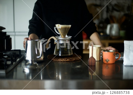 ハンドドリップでコーヒーを淹れているところ 126885738