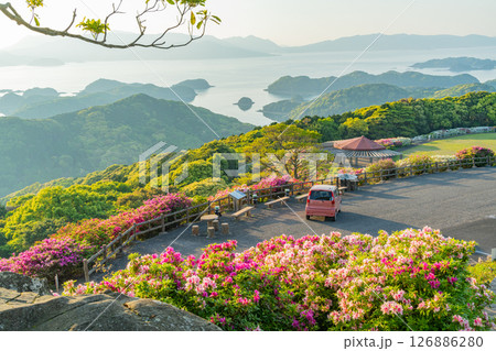 （長崎県）長串山公園　満開のツツジの向こうに北九十九島・夕陽 126886280