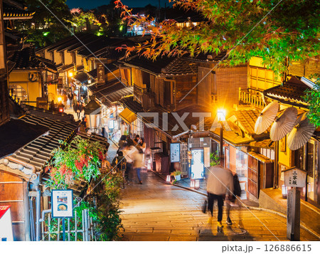 秋の京都　夜の二年坂 126886615