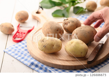 収穫したてでまだ土がついたジャガイモ 126886673