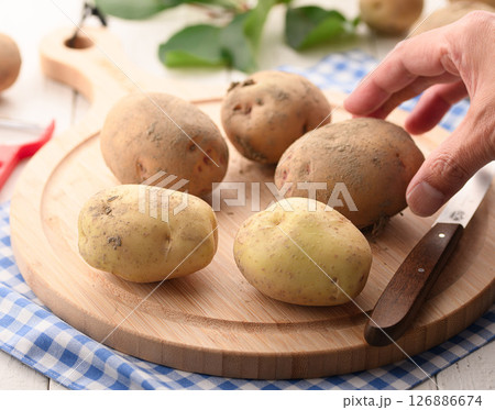 収穫したてでまだ土がついたジャガイモ 126886674