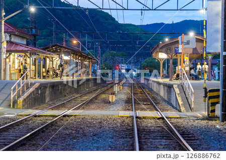 夕焼けの鉄道駅 126886762