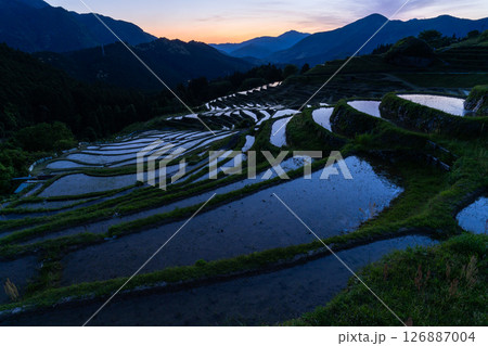 《三重県》丸山千枚田の夕暮れ 126887004