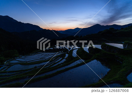 《三重県》丸山千枚田の夕暮れ 126887008