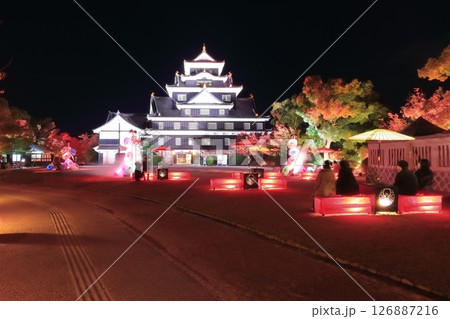 【岡山県】紅葉した岡山城の夜景とライトアップ（令和の大改修後） 126887216