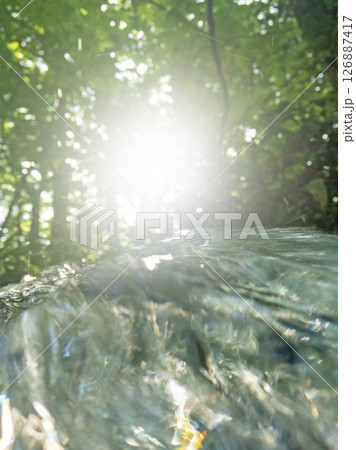 水面に映る新緑・清流・エコイメージ（大山木谷沢渓流） 126887417