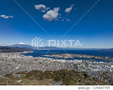 静岡県清水の街と富士山の空撮 126887705