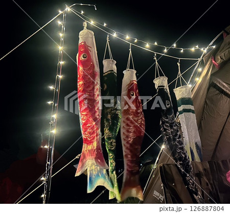 ライトアップされた鯉のぼり 126887804