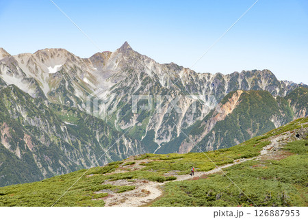 長野県蝶ヶ岳から望む槍ヶ岳と登山者 126887953