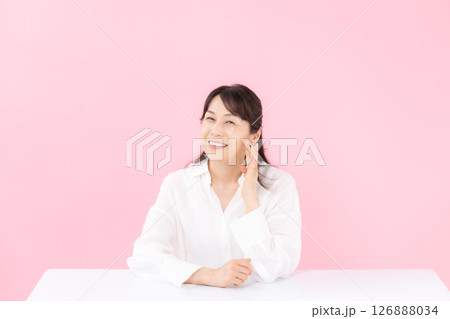 女性　スキンケア 126888034