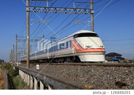 東武日光線を走る上り特急スペーシアの電車 126888201