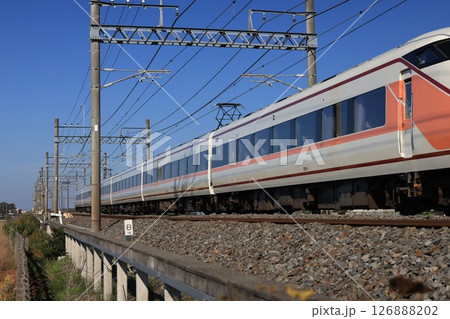 東武日光線を走る上り特急スペーシアの電車 126888202