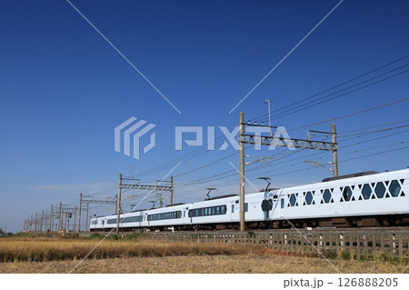 東武日光線を走る下り特急スペーシアXの電車 東武日光線を走る下り特急スペーシアXの電車 126888205
