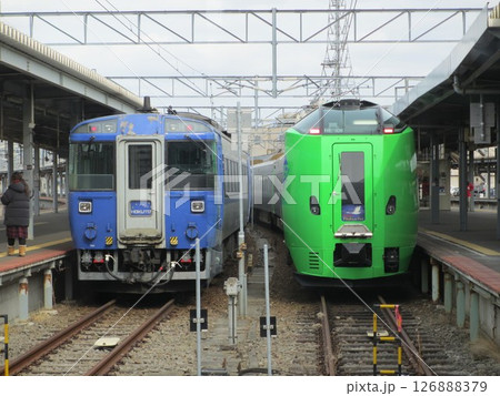 キハ183系気動車と789系電車 キハ183系気動車と789系電車 126888379