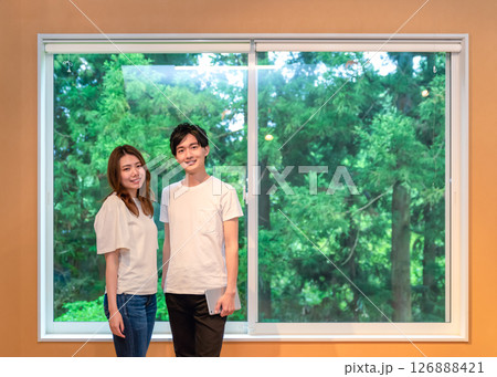 トレッキング　ロッジで休憩する若者 126888421