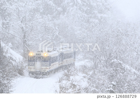 猛吹雪の只見線 126888729