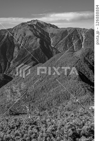 長野県の北沢峠から甲斐駒ヶ岳登山:双児山と仙丈ケ岳 長野県の北沢峠から甲斐駒ヶ岳登山:双児山と仙丈ケ岳 126888884