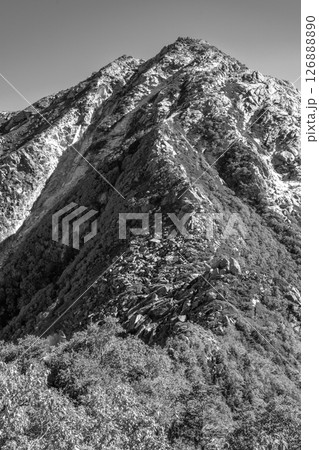長野県の北沢峠から甲斐駒ヶ岳登山：駒津峰から見る甲斐駒ヶ岳 126888890