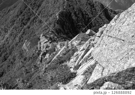 長野県の北沢峠から甲斐駒ヶ岳登山：直登ルートから六方石を見下ろす 126888892