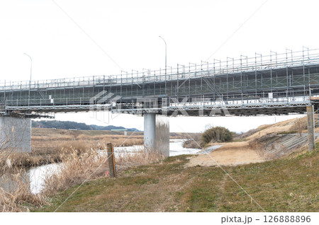 橋梁補修作業中の橋 126888896