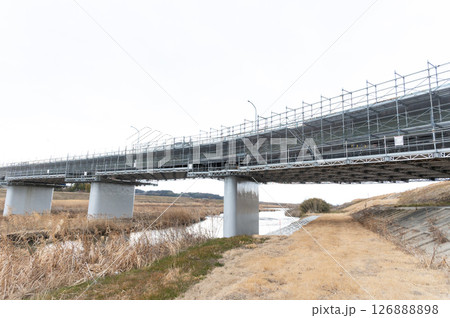 橋梁補修作業中の橋 126888898
