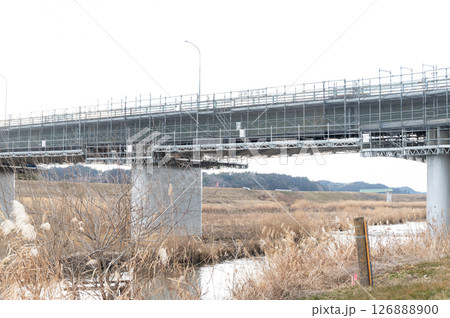 橋梁補修作業中の橋 126888900
