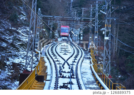 雪の中を走る高野山ケーブルカー 雪の中を走る高野山ケーブルカー 126889375