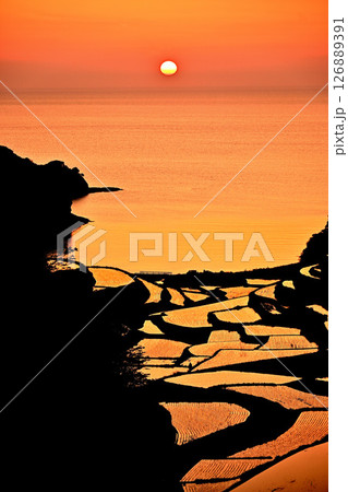夕日・オレンジ色綺麗な棚田田園 126889391