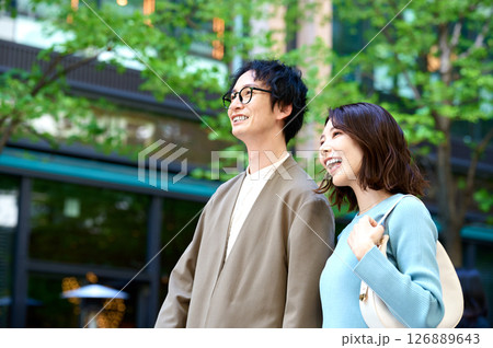 デートする若い男女 デートする若い男女 126889643
