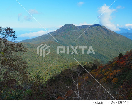 戸隠連峰・高妻山から望む秋の黒姫山 126889745