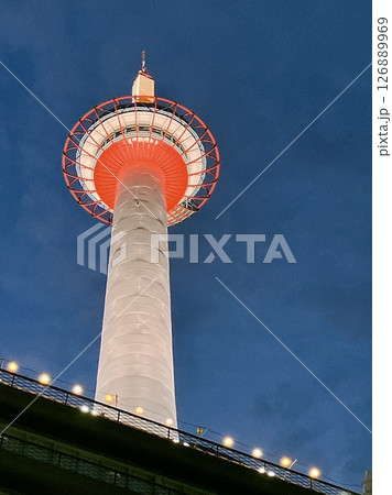 夕闇迫る京都タワー 夕闇迫る京都タワー 126889969