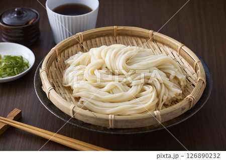ざるに盛られたうどん ざるに盛られたうどん 126890232