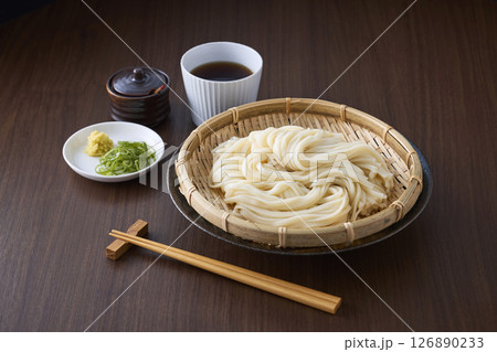 ざるに盛られたうどん ざるに盛られたうどん 126890233