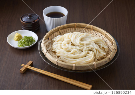 ざるに盛られたうどん 126890234