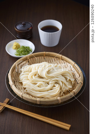 ざるに盛られたうどん ざるに盛られたうどん 126890240