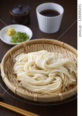 ざるに盛られたうどん 126890241