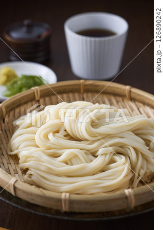 ざるに盛られたうどん ざるに盛られたうどん 126890242