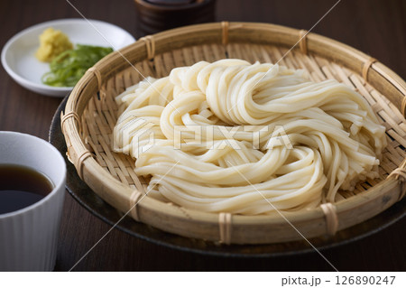 ざるに盛られたうどん 126890247