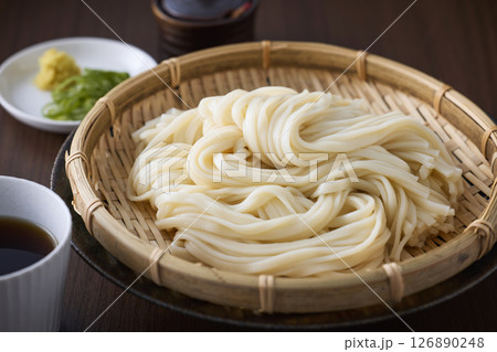 ざるに盛られたうどん 126890248