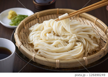 ざるに盛られたうどん ざるに盛られたうどん 126890249