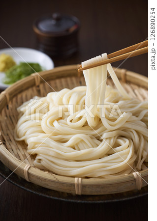 ざるに盛られたうどん ざるに盛られたうどん 126890254