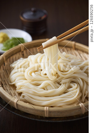 ざるに盛られたうどん 126890256