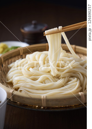 ざるに盛られたうどん 126890257