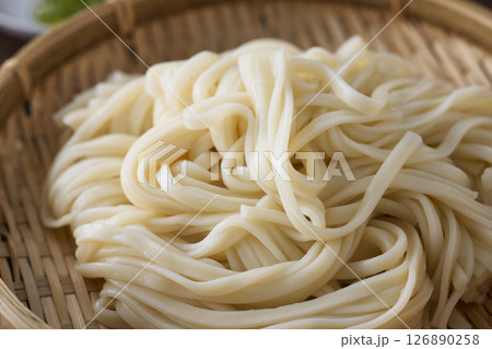 ざるに盛られたうどん 126890258