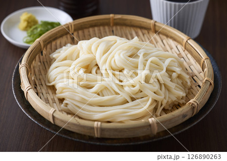 ざるに盛られたうどん ざるに盛られたうどん 126890263