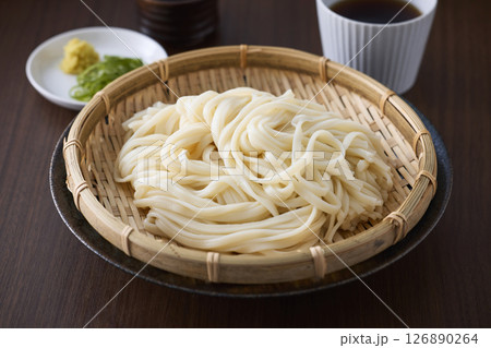 ざるに盛られたうどん 126890264