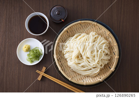 ざるに盛られたうどん 126890265