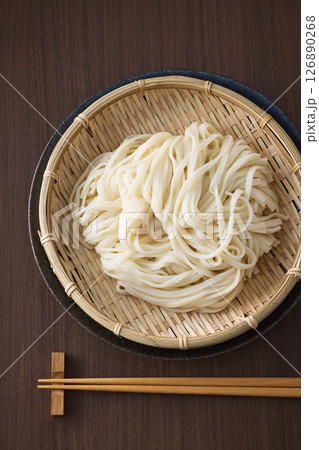 ざるに盛られたうどん 126890268