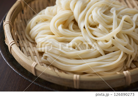 ざるに盛られたうどん ざるに盛られたうどん 126890273